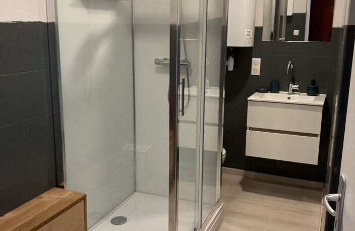 LOCATION APPARTEMENT MEUBLE AU CENTRE VILLE DE MOIRANS-EN-MO — photo 3