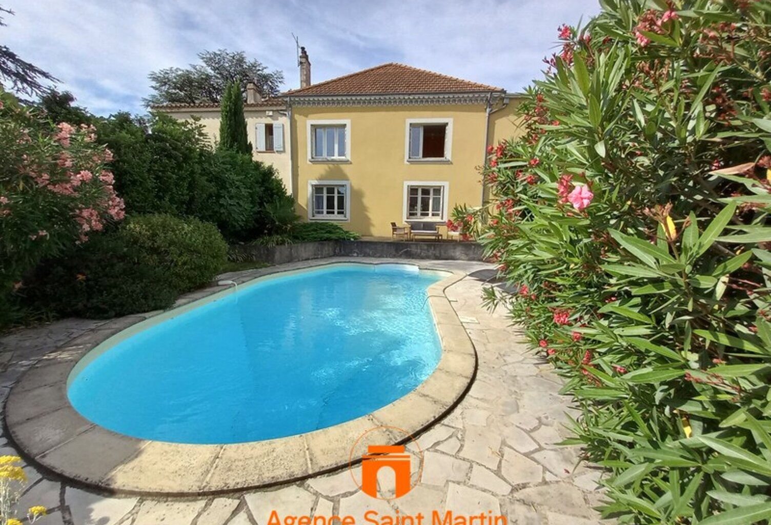 Villa — photo 1
