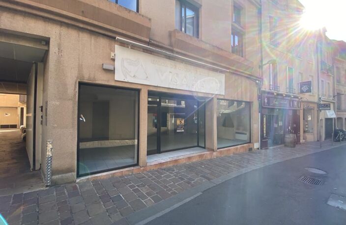 Cente ville Rodez, local commercial d'une superficie de 106 m² environ avec belle vitrine de 8 m de long — photo 2