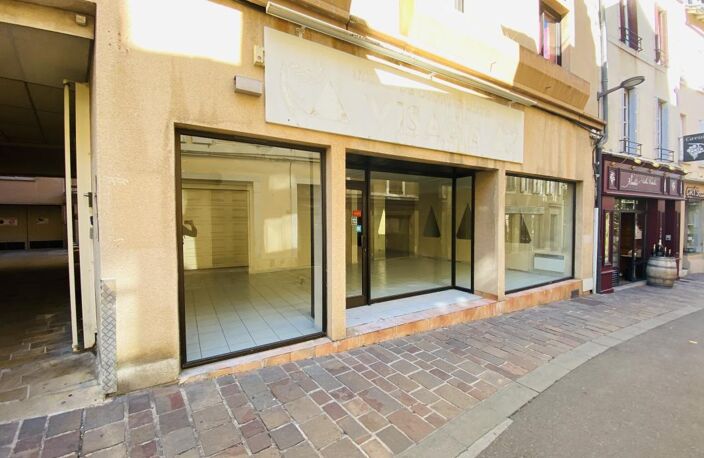 Cente ville Rodez, local commercial d'une superficie de 106 m² environ avec belle vitrine de 8 m de long — photo 3