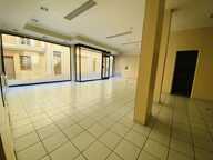 Cente ville Rodez, local commercial d'une superficie de 106 m² environ avec belle vitrine de 8 m de long — photo 4