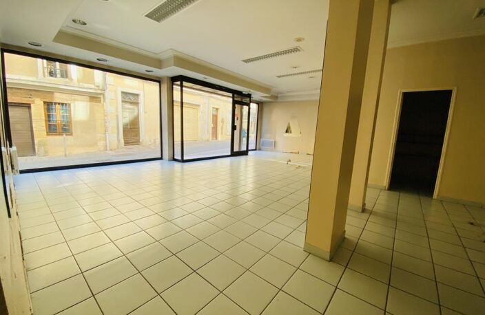 Cente ville Rodez, local commercial d'une superficie de 106 m² environ avec belle vitrine de 8 m de long — photo 4