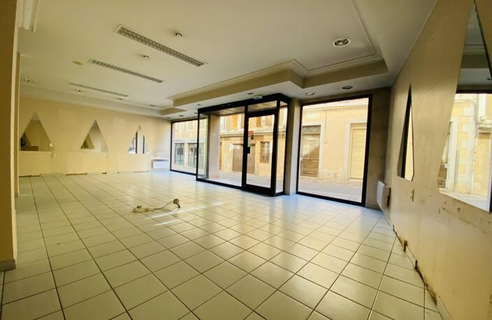 Cente ville Rodez, local commercial d'une superficie de 106 m² environ avec belle vitrine de 8 m de long — photo 5