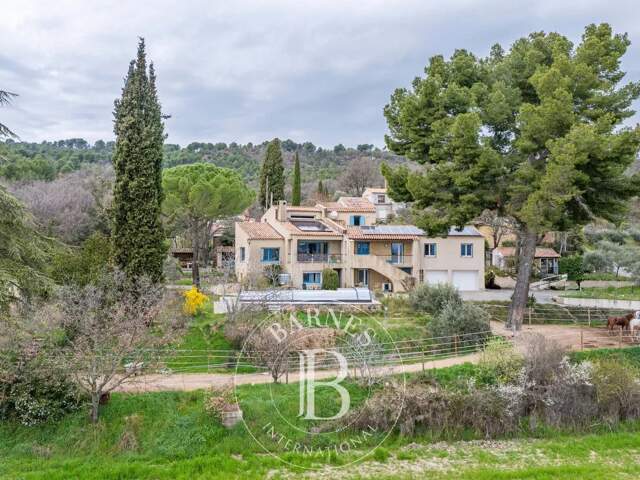 MANOSQUE- MAISON 308 M2- 7 CHAMBRES - PISCINE - JARDIN 4000M2 — photo du bien