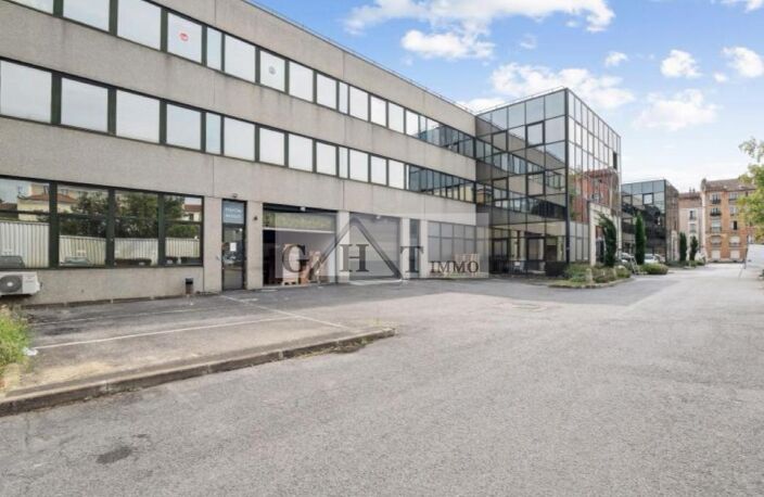 ENTREPOT/ BUREAU A LOUER IVRY SUR SEINE — photo 2