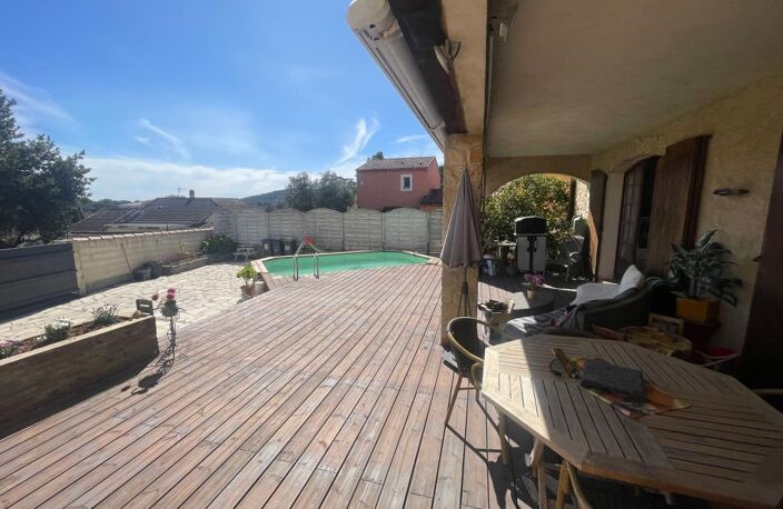 A VENDRE SANARY SUR MER 83110 VILLA 6 PIECES POSSIBILTE 2 LOGEMENTS 4 CHAMBRES JARDIN PISCINE — photo 2