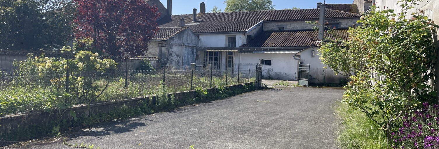 Maison 12 Pièces 300 m² à vendre à Jarnac-Champagne (17520)