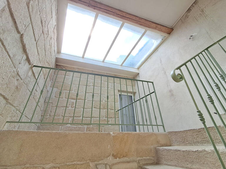 A VENDRE - VASTE MAISON DE VILLAGE AVEC COUR ET TERRASSE - AIGUES-VIVES — photo 1