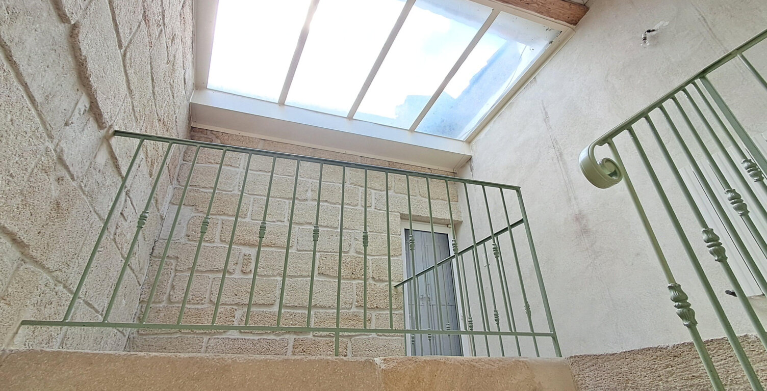 A VENDRE - VASTE MAISON DE VILLAGE AVEC COUR ET TERRASSE - AIGUES-VIVES — photo 1