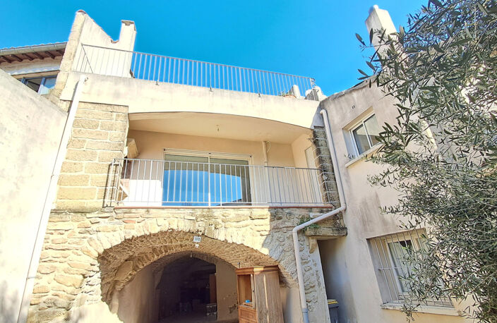 A VENDRE - VASTE MAISON DE VILLAGE AVEC COUR ET TERRASSE - AIGUES-VIVES — photo 2