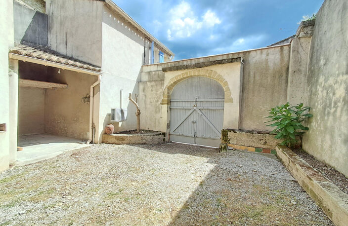 A VENDRE - VASTE MAISON DE VILLAGE AVEC COUR ET TERRASSE - AIGUES-VIVES — photo 3