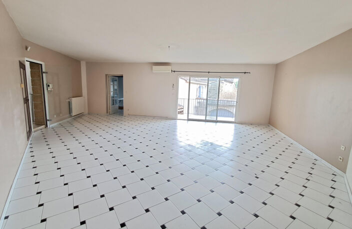 A VENDRE - VASTE MAISON DE VILLAGE AVEC COUR ET TERRASSE - AIGUES-VIVES — photo 4