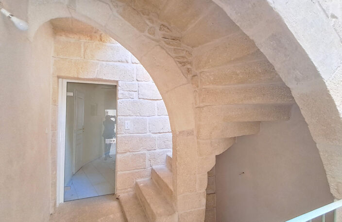 A VENDRE - VASTE MAISON DE VILLAGE AVEC COUR ET TERRASSE - AIGUES-VIVES — photo 5