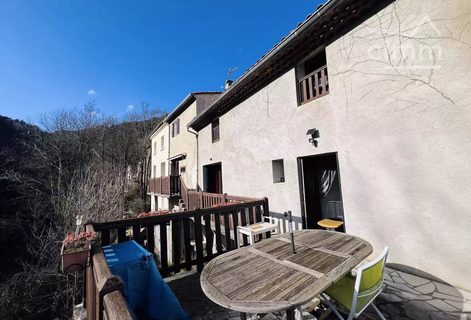 Maison en pierre avec extérieur — photo 1
