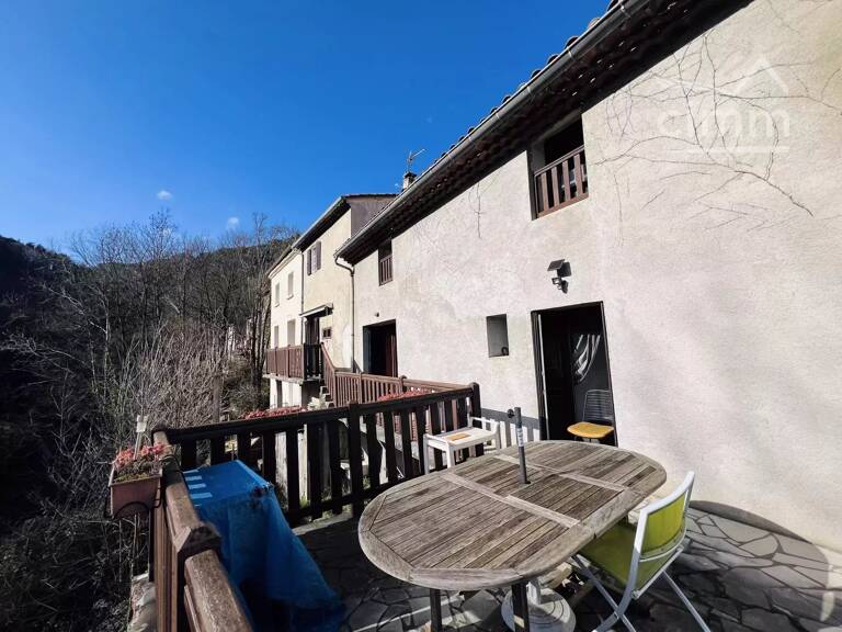 Maison en pierre avec extérieur — photo 1
