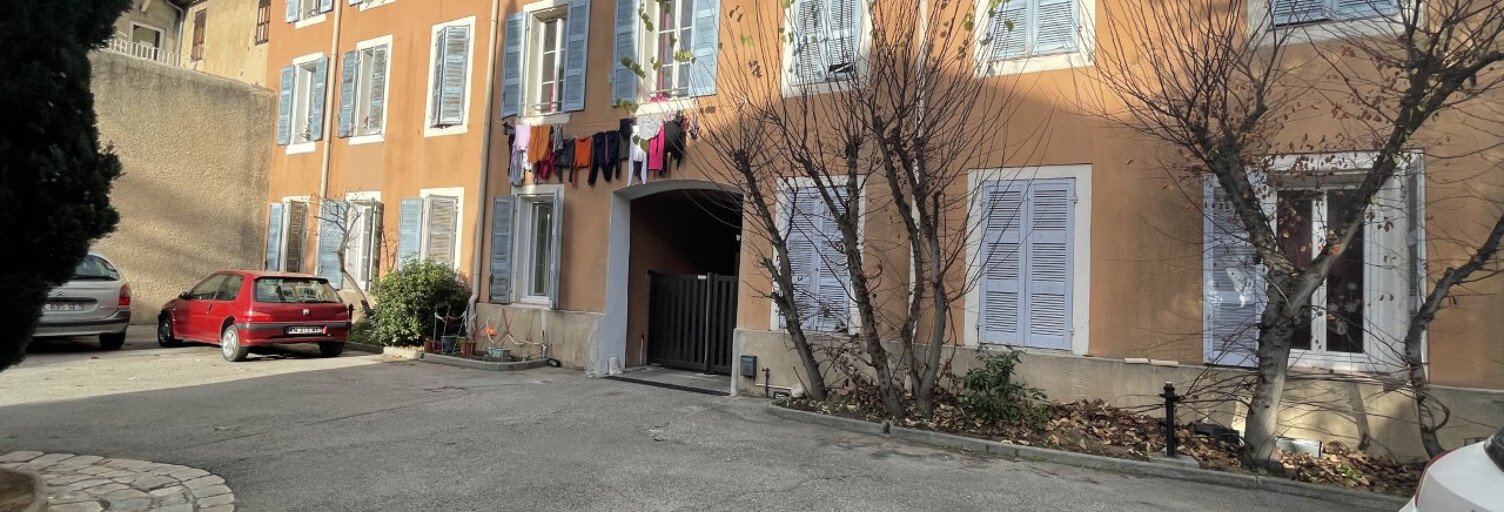 Garage   m² à louer à Aubagne (13400)