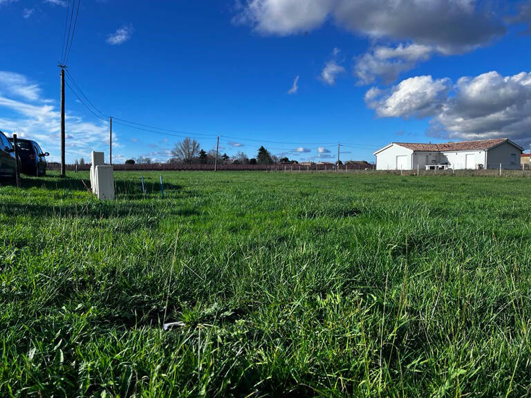 À VENDRE TERRAIN À BÂTIR DE 680m2 PROCHE BLAYE — photo 1