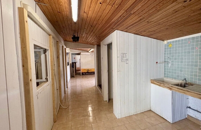 MURS d'un Local commercial toutes activités à vendre à LA VESSE 13740 LE ROVE — photo 3