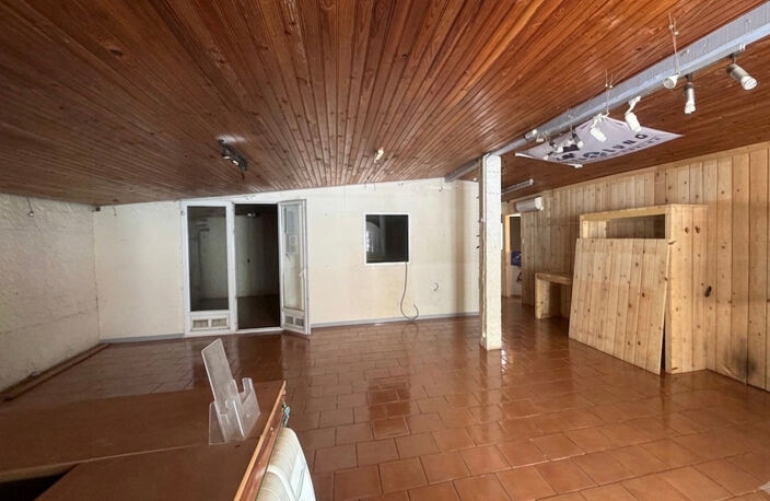 MURS d'un Local commercial toutes activités à vendre à LA VESSE 13740 LE ROVE — photo 4