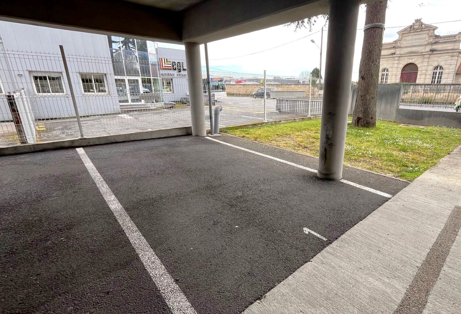 Parking Bègles — photo 1