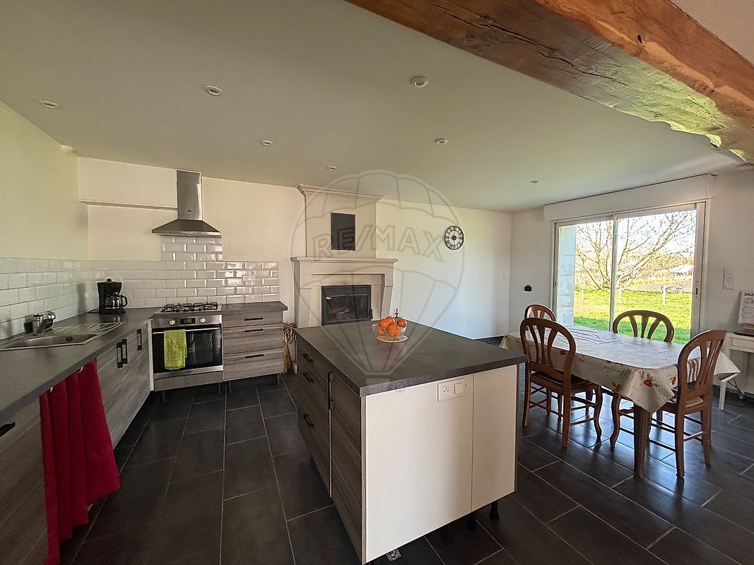 Villa / Maison  T7 à vendre Pons 17800