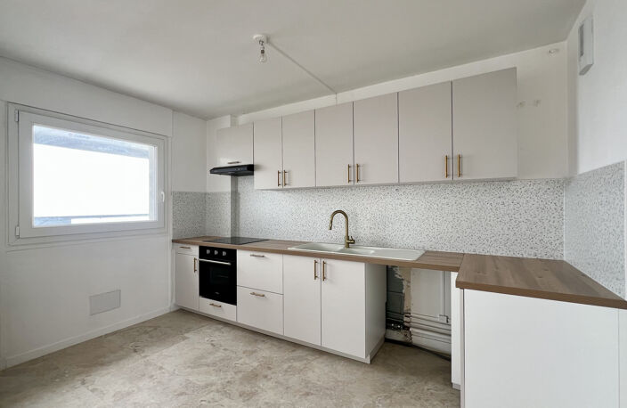 APPARTEMENT T4 AVEC ASCENSEUR - BEAUVAIS — photo 4