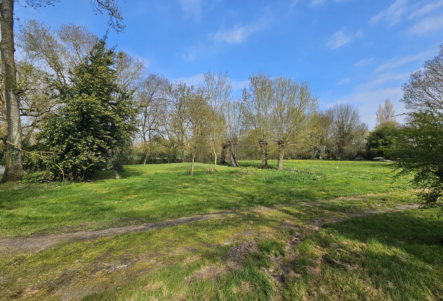 Terrain constructible viabilisé à Saint Christophe — photo 1
