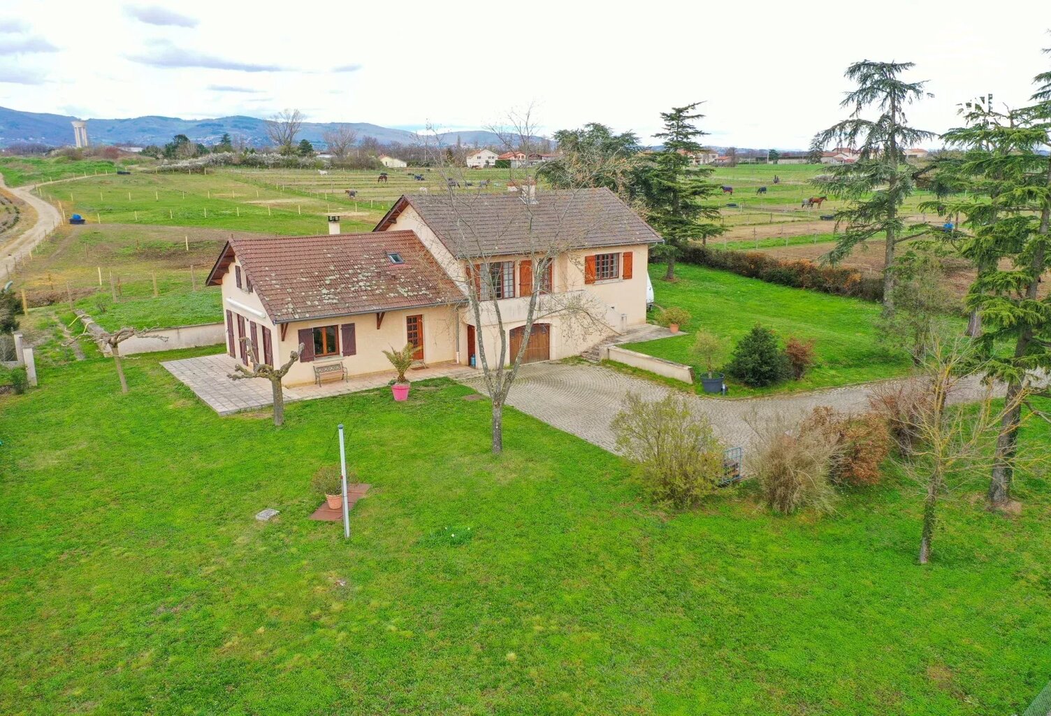 - Vallée en Barret - Maison de 166m² hab et 90m² de garages sur — photo 1