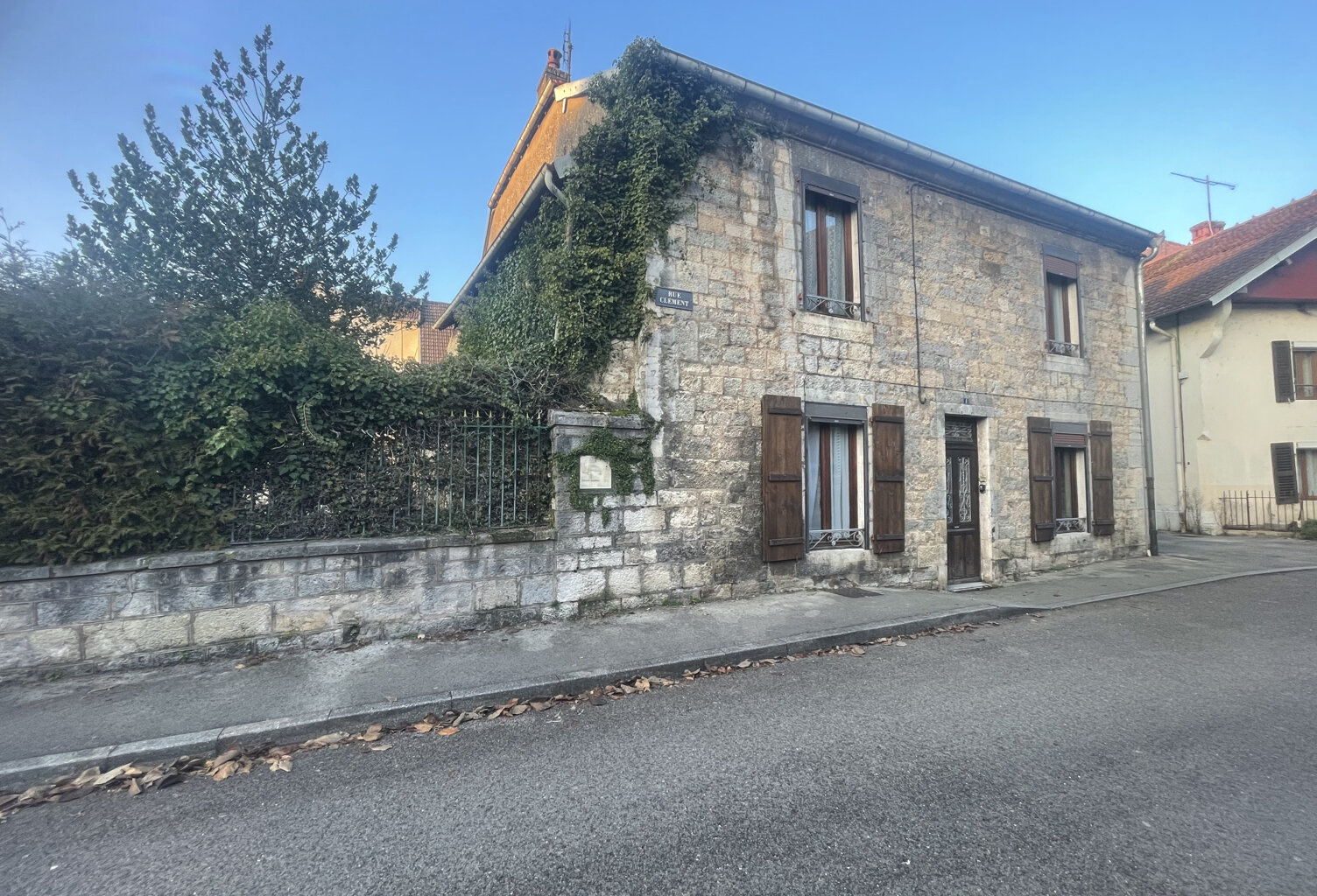 Maison à rénover dans le village de Baume Les Dames — photo 1