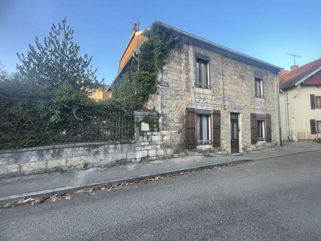 Maison à rénover dans le village de Baume Les Dames — photo du bien