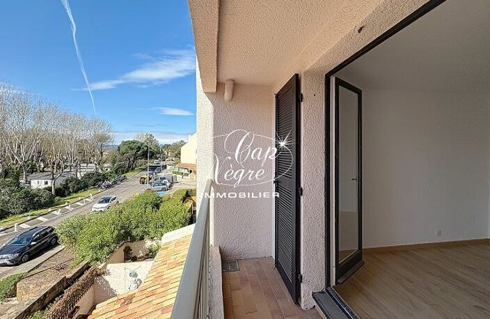 APPARTEMENT T2 VUE MER & PORT À VENDRE AUX MARINES DE COGOLIN — photo 2
