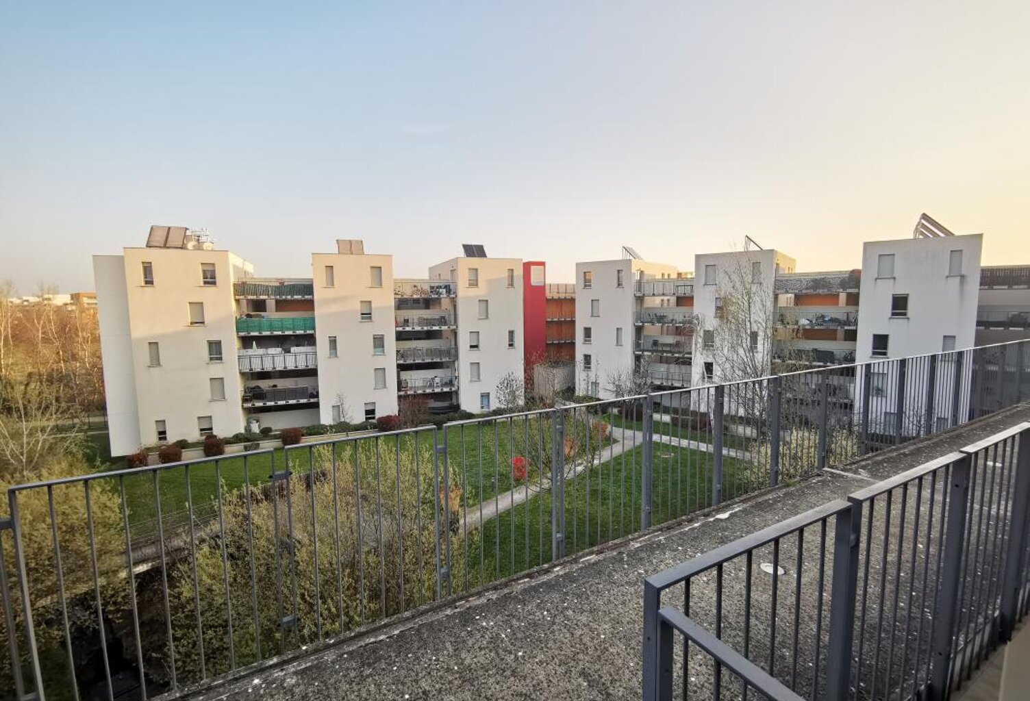 Blagnac T2 dernier étage grande terrasse et garage double — photo 1