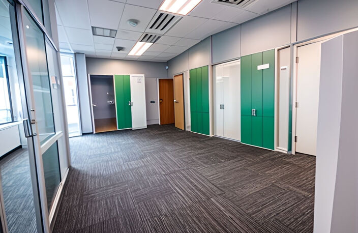 LOCAUX DE BUREAUX OU D'ACTIVITES QUARTIER GARE BOURG EN BRES — photo 3