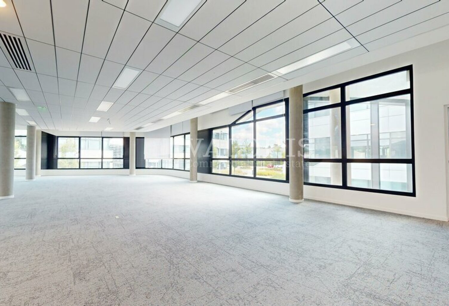 BUREAUX à LOUER — photo 1