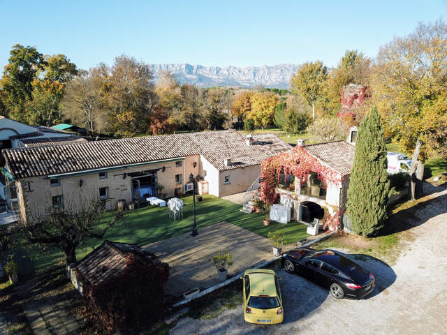 A VENDRE  DOMAINE du XVIè  SIECLE de 1700 m2 - 23 HECTARES DE TERRAIN — photo du bien