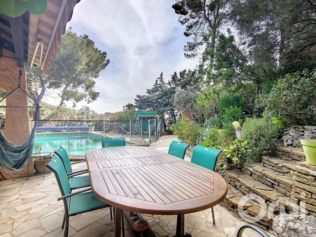 A vendre en exclusivité maison de type 6 avec piscine et gara...