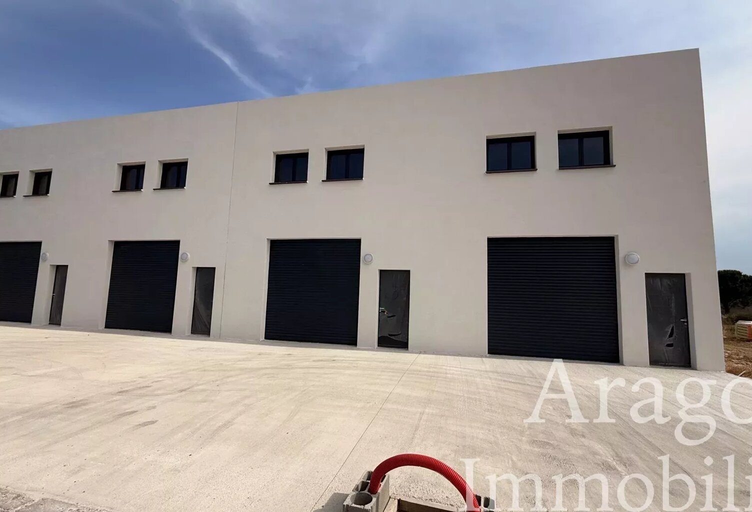 ENTREPOT + BUREAUX ZONE ARTISANALE ST ESTEVE — photo 1