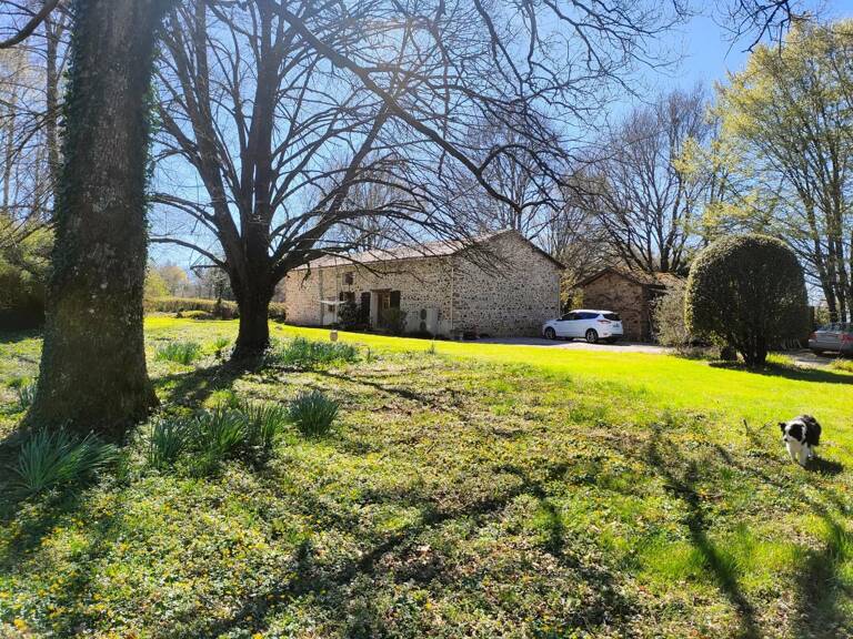Maison en pierre  dans joli endroit — photo 1