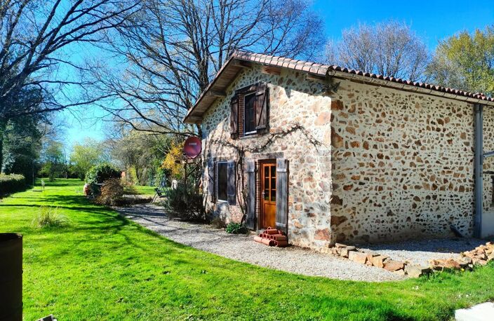 Maison en pierre  dans joli endroit — photo 2