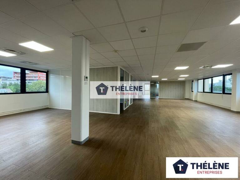 BUREAUX à LOUER — photo 1