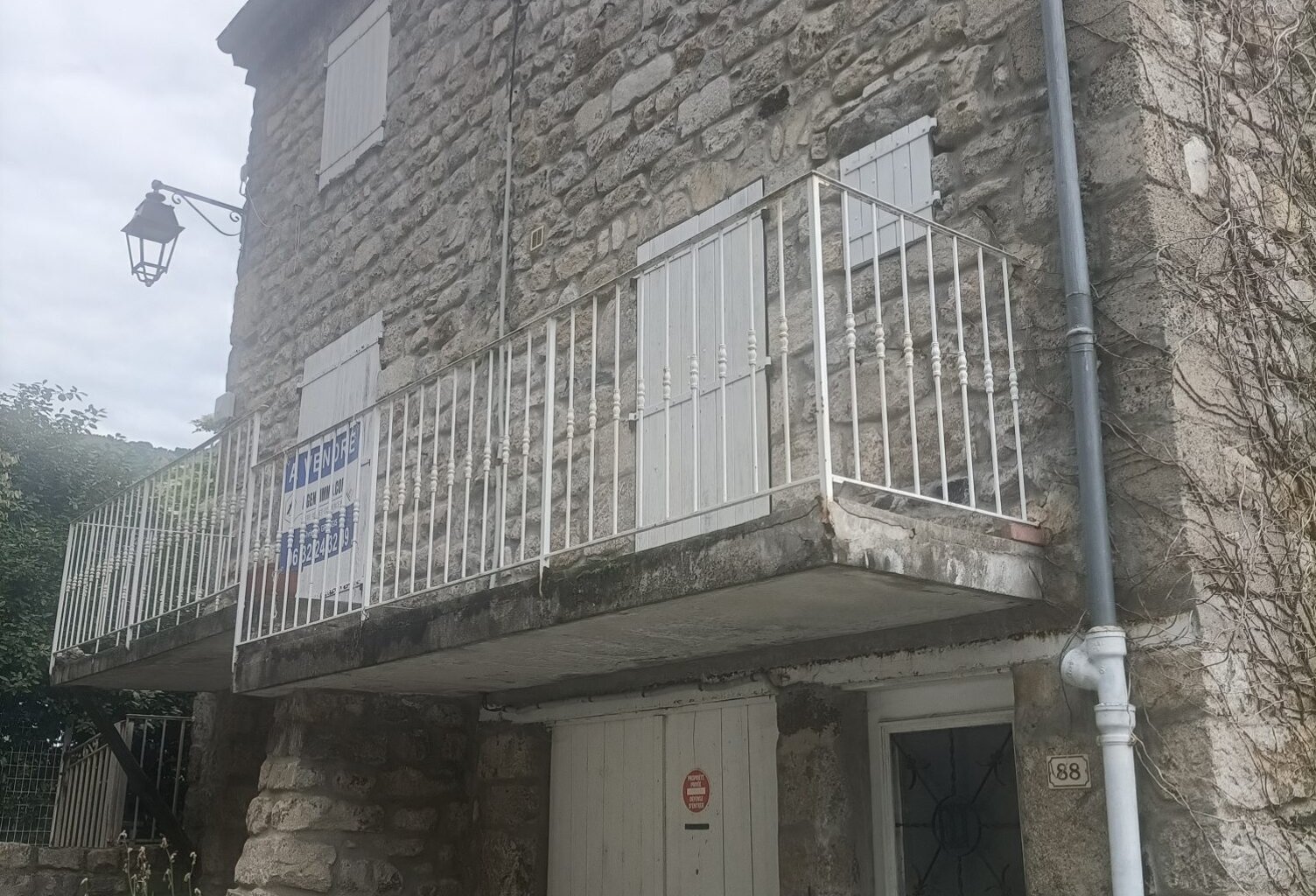 Belle maison de village touristique en pierre — photo 1