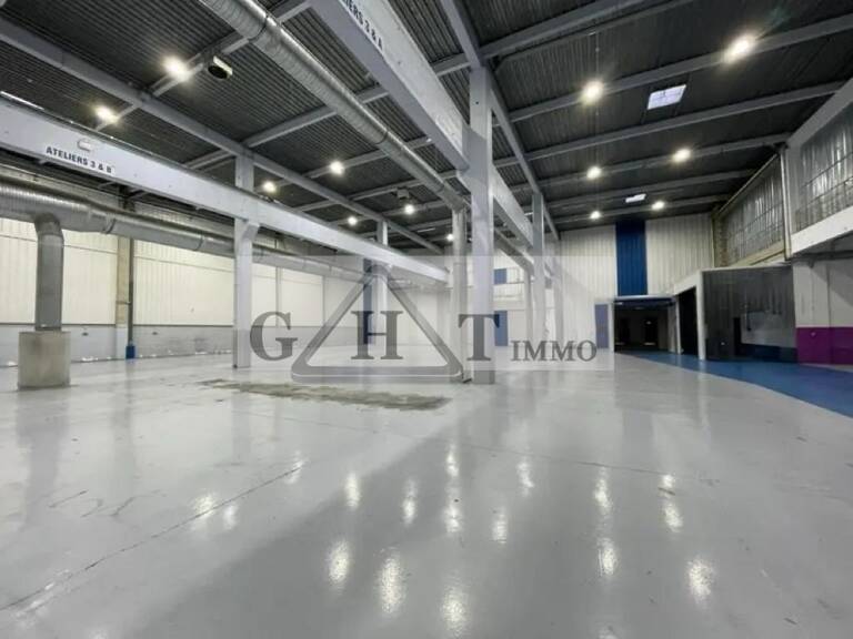 À LOUER – BÂTIMENT INDUSTRIEL 5 191 M² — photo 1