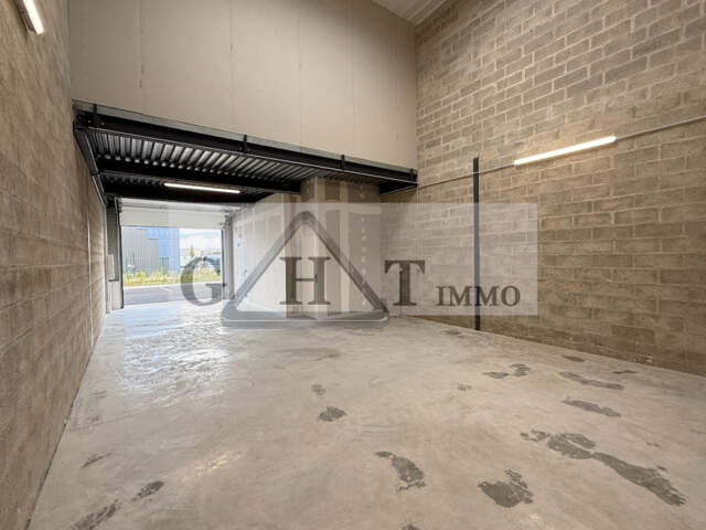 Entrepôt de 175 m² à louer à Saint Pierre du Perray — photo du bien