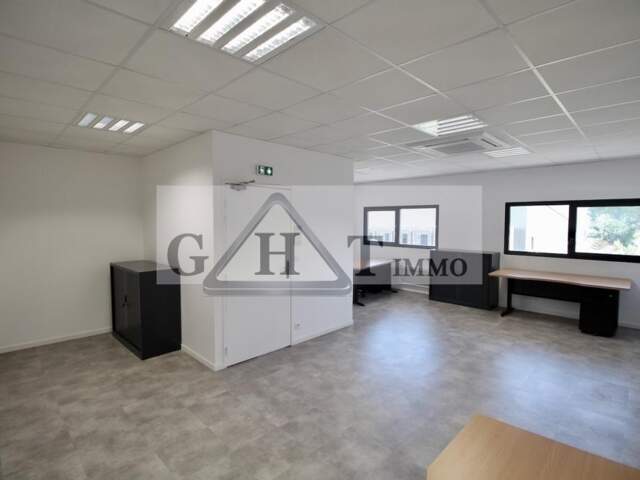 Entrepôt de 125 m² à louer à Saint Pierre du Perray — photo du bien