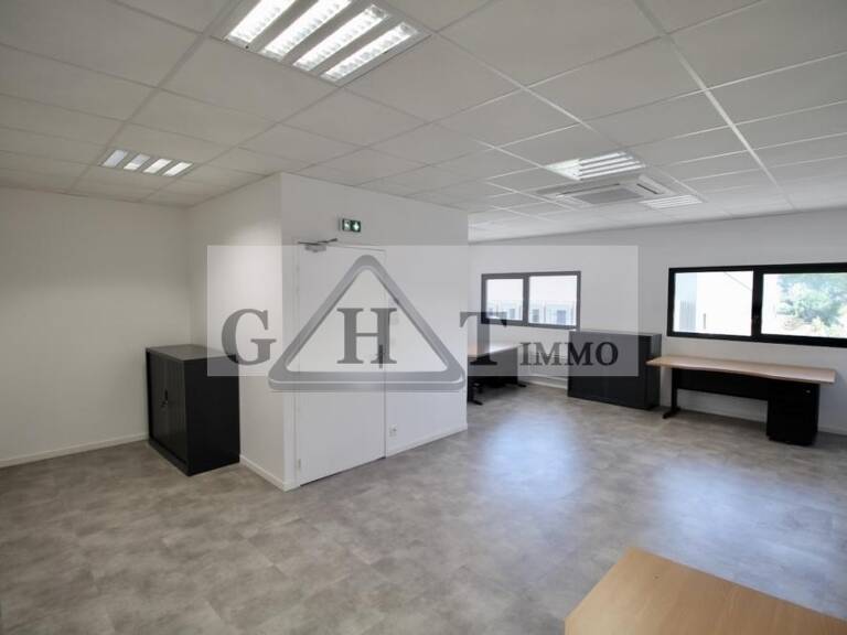 Entrepôt de 125 m² à louer à Saint Pierre du Perray — photo 1
