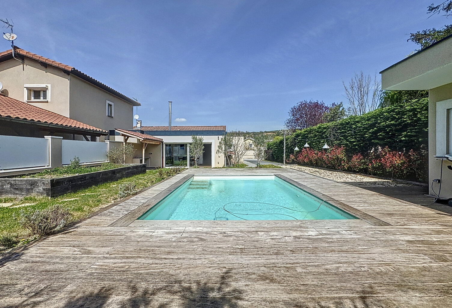 Maison contemporaine meublée avec piscine   128 m2   Terrain — photo 1