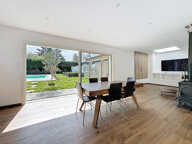 Maison contemporaine meublée avec piscine   128 m2   Terrain — photo 2