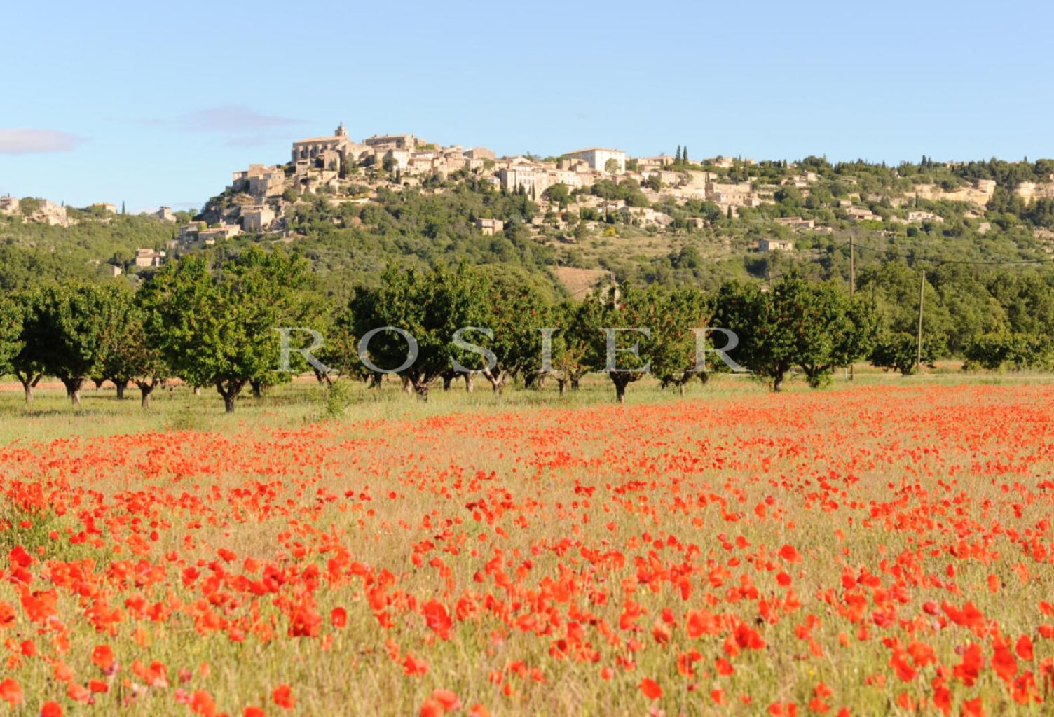 Terrain constructible de 1500 m² dans un hameau de Gordes. — photo 1
