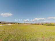 Terrain constructible de 1500 m² dans un hameau de Gordes. — photo 2