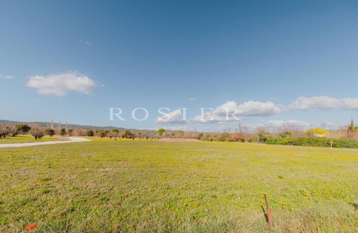 Terrain constructible de 1500 m² dans un hameau de Gordes. — photo 2
